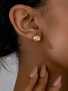 1 paire de boucles d'oreilles créoles texturées en forme de coquille de style plage océanique, plaqué or 18 carats en cuivre. Mode, pour le bureau