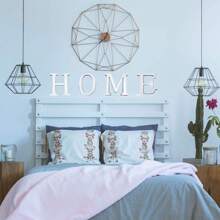 金色字母 A-Z 墙贴 - 单个字母高度 10cm/15cm/20cm，亚克力镜面材质，带 1cm 厚泡沫背衬。双层设计带来更佳的 3D 立体效果；单层设计外观更简洁。自带背胶，可粘贴于墙面或玻璃上。