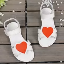 1 par de sandálias brancas em forma de coração para meninas, sandálias de praia versáteis e elegantes