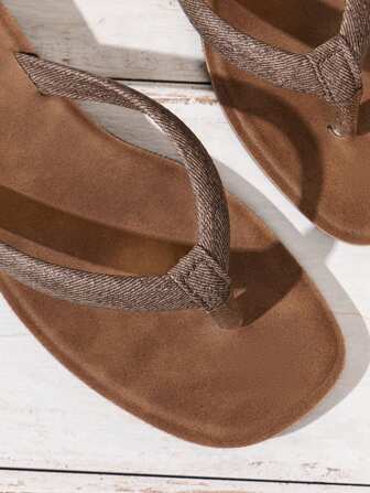 女士时尚新款度假沙滩露趾圆头 T 型带人字拖，舒适防滑平底凉鞋