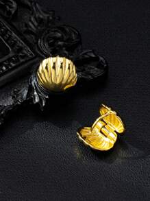 1 paire de boucles d'oreilles créoles texturées en forme de coquille de style plage océanique, plaqué or 18 carats en cuivre. Mode, pour le bureau