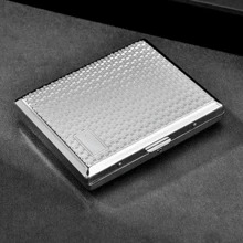 1 pieza Estuche de cigarrillos metálico premium de lujo, contiene 20 cigarrillos, liado a mano de tamaño 8.0, tapa abatible portátil, con relieve doble cara, caja de fumar a prueba de humedad