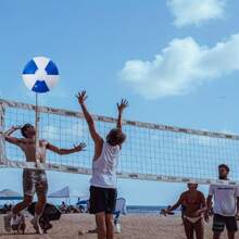 1个多功能充气沙滩球，大型户外玩具，适合泳池派对、水上游戏、沙滩运动、商场装饰，采用耐用PVC材质，易于充气且便于携带，是万圣节、圣诞节、复活节等节日送礼佳品。 - 彩色 - 查看 4