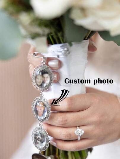 1 pieza Encanto personalizado para ramo de novia, Encanto de foto de ramo de flores, Recuerdo conmemorativo de boda, Insignia de recuerdo, Regalos conmemorativos de boda, Regalo personalizado para el novio de la novia el día de la boda, Insignia de solapa personalizada con foto conmemorativa del novio, Insignia de solapa con foto conmemorativa del novio en oro, Colorido, Lindo, Adorable, Divertido, Kawaii, Y2K, Elegante, Unisex, Casual, Personalizado, Único, Personalizado, Regalos ideales para él, Regalos ideales para ella, Ella, Novio, Novia, Familia, Amigos, Accesorios de boda personalizados, Atuendo vintage, Romance delicado, Decoración de otoño, Glamour de Año Nuevo