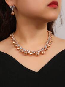 1 set de 3 pièces de bijoux glamour CZ comprenant un collier et des boucles d'oreilles. Collier de mariage pour assortir à la robe de mariée ou la robe de soirée, bijoux de perles artificielles. Cadeau pour les fêtes et anniversaires.