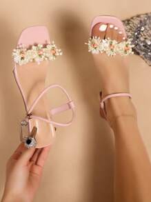 نعال صيفية للنساء بتصميم أميرة مزخرفة بزهور والكريستال وكعب سميك مع حزام الكاحل