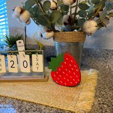 Juego de 2 fresas de madera, decoración de rodajas de madera de fresa, decoración de bandeja escalonada de fresa, decoración de verano, decoración de bandeja escalonada de verano, decoración de primavera, decoración de frutas, decoración campestre, decoración rústica para el hogar, decoración de escritorio de madera para el hogar, parche de fresas