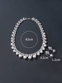 1 set de 3 pièces de bijoux glamour CZ comprenant un collier et des boucles d'oreilles. Collier de mariage pour assortir à la robe de mariée ou la robe de soirée, bijoux de perles artificielles. Cadeau pour les fêtes et anniversaires.