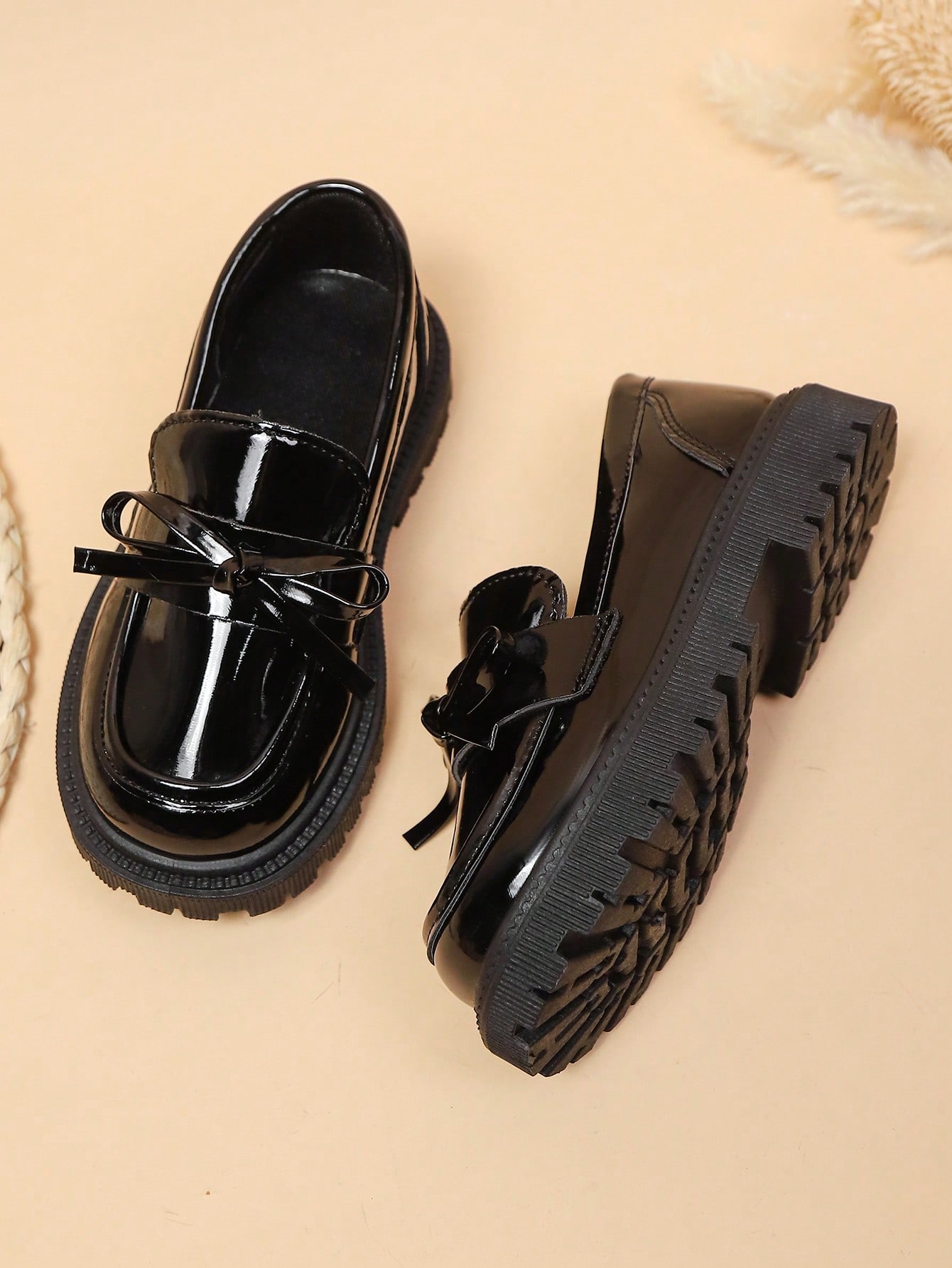 زوج واحد أحذية مسطحة للبنات مزينة بعقدة وخرز من جل...