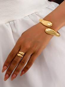 Set de joyería de 2 piezas con anillo y pendientes de forma de gota de agua con acabado liso y metálico minimalista y elegante para mujer