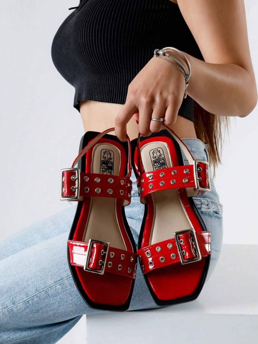 Sandalias planas de moda para mujer con hebilla puntera cuadrada en acabado recubierto