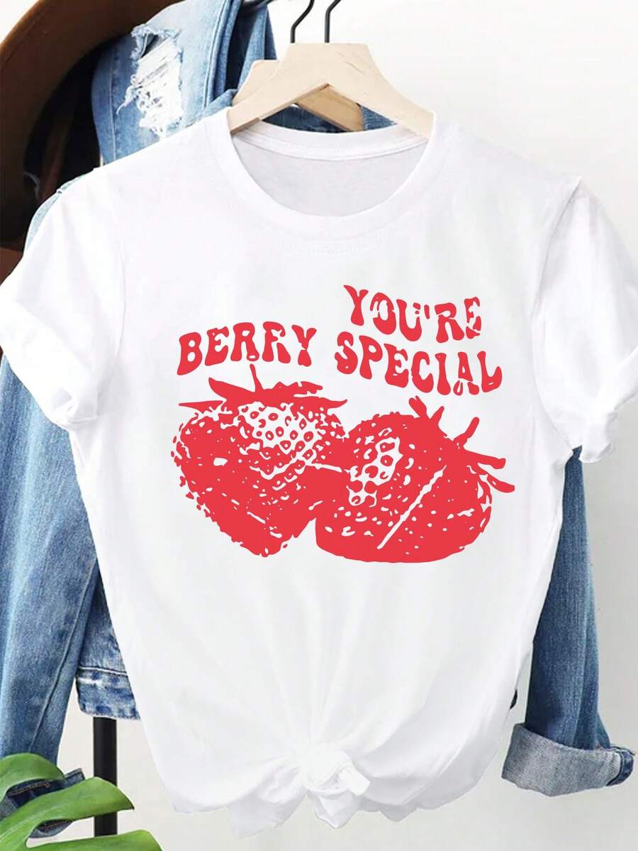 女士草莓与字母印花白色圆领短袖宽松休闲 T 恤，夏季