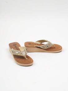 Elegante sandalia pata de gallo con suela ancha y detalles de pedrería en el empeine. Su diseño combina con faldas midi o pantalones de lino. Ofrece comodidad y estabilidad gracias a su suela ancha. Perfecta para la temporada primavera-verano, es una opción chic y cómoda para quienes buscan un calzado con glamour, con sandalias de pedrería y plataformas. - Café integral - Ver 2