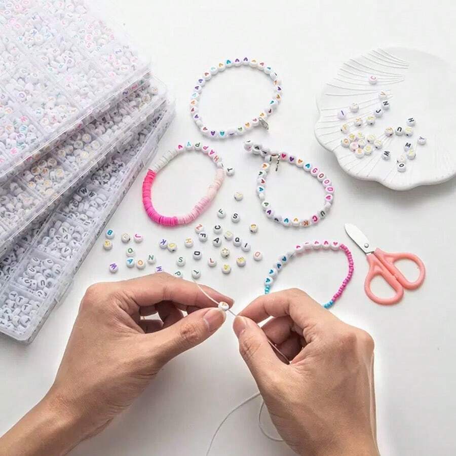 1400 颗字母珠，28 种款式，友谊手链 DIY 字母珠子套件，用于珠宝制作，包括珠子容器