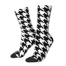 El elegante y misterioso logo de la banda de rock de mosaico con estampado de pata de gallo, calcetín de hombre para hip hop Harajuku con patrón impreso feliz y sin costuras, un regalo novedoso