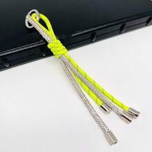 Llavero con colgante en forma de anillo pequeño con nudo de doble hebra de dos colores y pequeños diamantes, accesorio elegante y versátil para decorar bolsos de mujer, ropa y talla grande