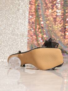 优雅女士黑色方头高跟凉鞋，饰有水晶和人造珍珠蝴蝶结——是夏季派对和婚礼的完美之选