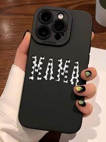 1 pieza Funda de teléfono suave y antideslizante con perforación y cobertura completa, con diseño minimalista de lema de "Mamá de fútbol" en color beige, compatible con iPhone