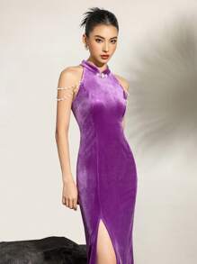 Elegant Velvet Qipao With Sleeveless Stand Up Collar & Pearl Embellishments High-Slit Evening Dress For Formal Occasions, Weddings, And Luxury Events | Modern Sophistication Blended With Traditional Charm (Seasonless)New Chinese Style Cheongsam Qipao Dress - Purple - View 8