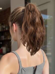 Tóc giả đuôi ngựa xoăn gợn sóng 12 inch, làm bằng sợi tơ chịu nhiệt độ cao mờ, tích hợp hoàn hảo với tóc thật, không thắt nút, không phản chiếu, an toàn cho sức khỏe. Hoàn hảo cho trang phục hàng ngày, tiệc câu lạc bộ hoặc lễ kỷ niệm. Đáp ứng nhiều nhu cầu về phong cách. Cho bạn tỏa sáng sự tự tin và quyến rũ thời trang trong mọi dịp! - màu nâu - Xem 1