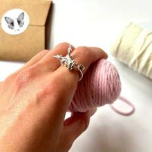 Offener Ring mit 3D Katzenkopf Gravur, minimalistischer Stil