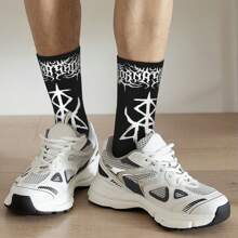 El elegante y misterioso logo de la banda de rock de mosaico con estampado de pata de gallo, calcetín de hombre para hip hop Harajuku con patrón impreso feliz y sin costuras, un regalo novedoso