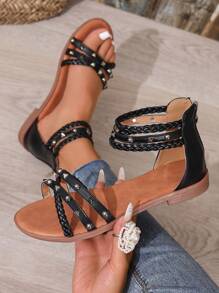 Damen geflochtene flache Sandalen für den Sommer - Metall Nieten Dekoration, Offene Zehenform, Mehrfach-Riemen Dekoration, Lässig-Schicker Stil, Alltäglicher Tragekomfort, Schwarz, Kunstleder
