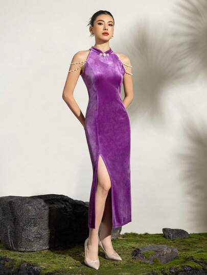 Elegant Velvet Qipao With Sleeveless Stand Up Collar & Pearl Embellishments High-Slit Evening Dress For Formal Occasions, Weddings, And Luxury Events | Modern Sophistication Blended With Traditional Charm (Seasonless)New Chinese Style Cheongsam Qipao Dress