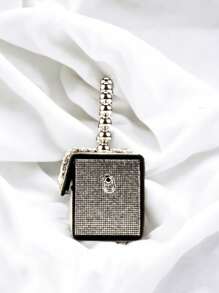 一款时尚优雅的女士晚宴手拿包，也可用作单肩包。配有串珠背链和肩链，闪耀银色金属光泽。饰有水钻，包括一些大钻