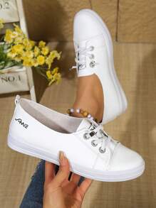 最新时尚百搭平底女士休闲鞋，舒适轻便的设计，适合校园的简约运动鞋风格