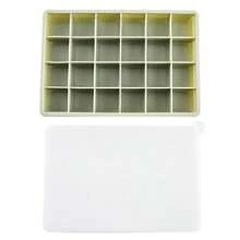 食品友好型硅胶冰块模具，带有 24 个方块和盖子，可轻松取出冰块。 - 彩色 - 查看 8