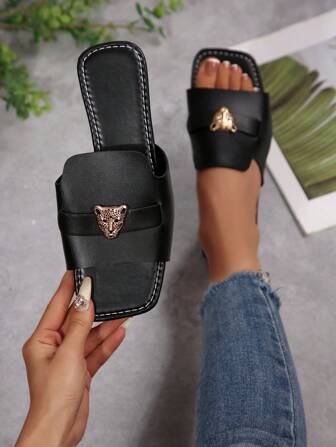 女士方头金属豹纹平底拖鞋，系带一脚蹬，时尚夏季新款黑色亮面皮革沙滩凉鞋，优雅休闲百搭女士平底人字拖