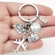 Llavero con tema de viaje de 26 letras con encantos de avión, globo y cámara - Llavero circular con alfabeto, regalo de cumpleaños y vacaciones, llavero casual de aleación de zinc, adecuado para accesorios de automóvil, dije de bolso, mochila para la escuela, gótico lindo y Y2k - Plata antigua - Ver 26