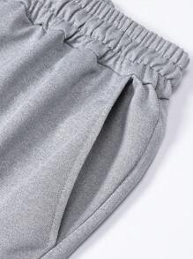 Set de 2 pantalones cortos deportivos de verano para hombre, muy adecuados para entrenamiento, con cordón ajustable en la cintura, bolsillos laterales para comodidad, hechos de tela de punto transpirable que absorbe el sudor, suave y cómodo, excelente para fitness, baloncesto, entrenamiento, correr, ejercicio, ropa urbana, camping, senderismo, actividades al aire libre y uso diario