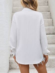Camicia bianca da donna con colletto aperto e design monopetto strutturato
