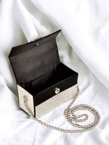 一款时尚优雅的女士晚宴手拿包，也可用作单肩包。配有串珠背链和肩链，闪耀银色金属光泽。饰有水钻，包括一些大钻