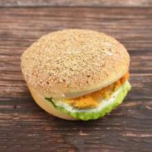 1 pezzo Modello realistico di pane per hamburger, decorazione finta di pane per matrimonio, calamita a forma di cibo, oggetto decorativo per laurea, campione di esposizione per vetrina di compleanno (fatto a mano, potrebbe non essere identico al 100% all'immagine)