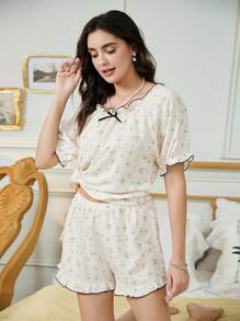 Ensemble de pyjama romantique à imprimé floral, comprenant un haut à manches courtes et un pantalon court. Deux pièces avec nœud papillon, encolure carrée et manches volantées.