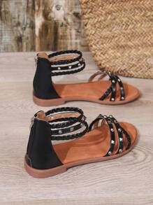 Damen geflochtene flache Sandalen für den Sommer - Metall Nieten Dekoration, Offene Zehenform, Mehrfach-Riemen Dekoration, Lässig-Schicker Stil, Alltäglicher Tragekomfort, Schwarz, Kunstleder