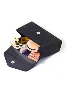 这是一款黑色晚装手拿包，包身呈长方形，顶部配有提手，方便携带，整体设计经典典雅，包盖饰有放射状水晶点缀，璀璨夺目，为整个包包增添奢华精致的气息。 - 黑色 - 查看 3