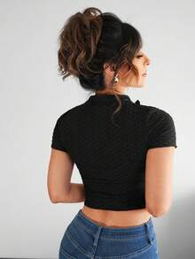Blusa crop top con tejido stretch tipo panal cuello alto con zipper en escote manga corta posterior a tono estilo calle ideal para día noche calor primavera verano dama mujer playa - Negro - Ver 3