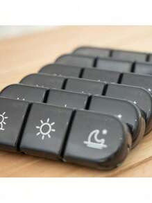 Boîte à médicaments noire avec 21 compartiments pour sept jours par semaine, boîte à médicaments hebdomadaire en plastique portable avec compartiments