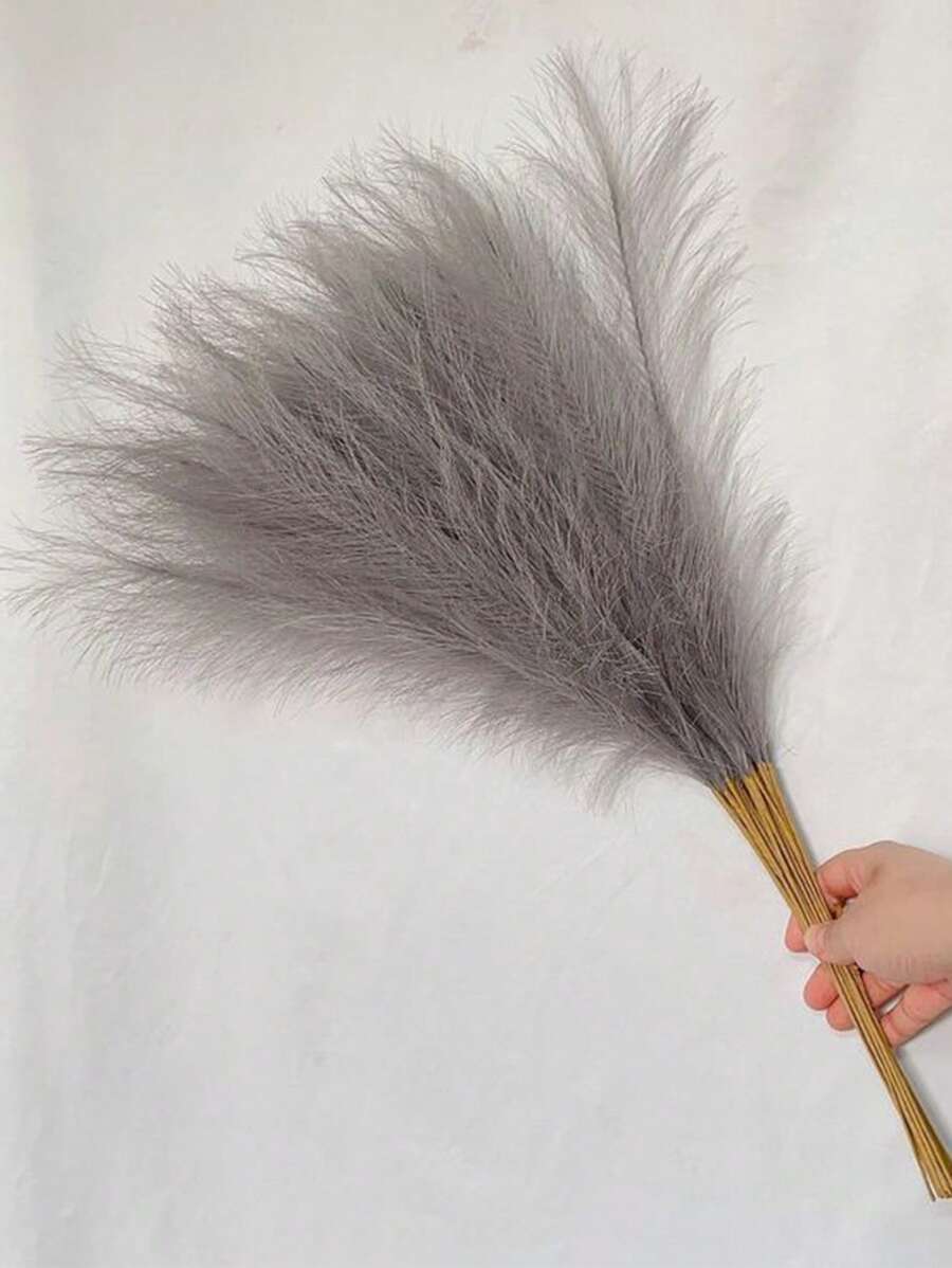 1/5/10/20 件蓬松人造蒲苇草，高 45 厘米。这些人造芦苇草非常适合各种场合的桌面装饰。它们非常适合婚礼装饰、办公室、酒店、餐厅、花束以及室内和室外家居装饰。它们适用于各种活动，例如复活节、母亲节、父亲节、生日和派对，并且可以作为礼物赠送。