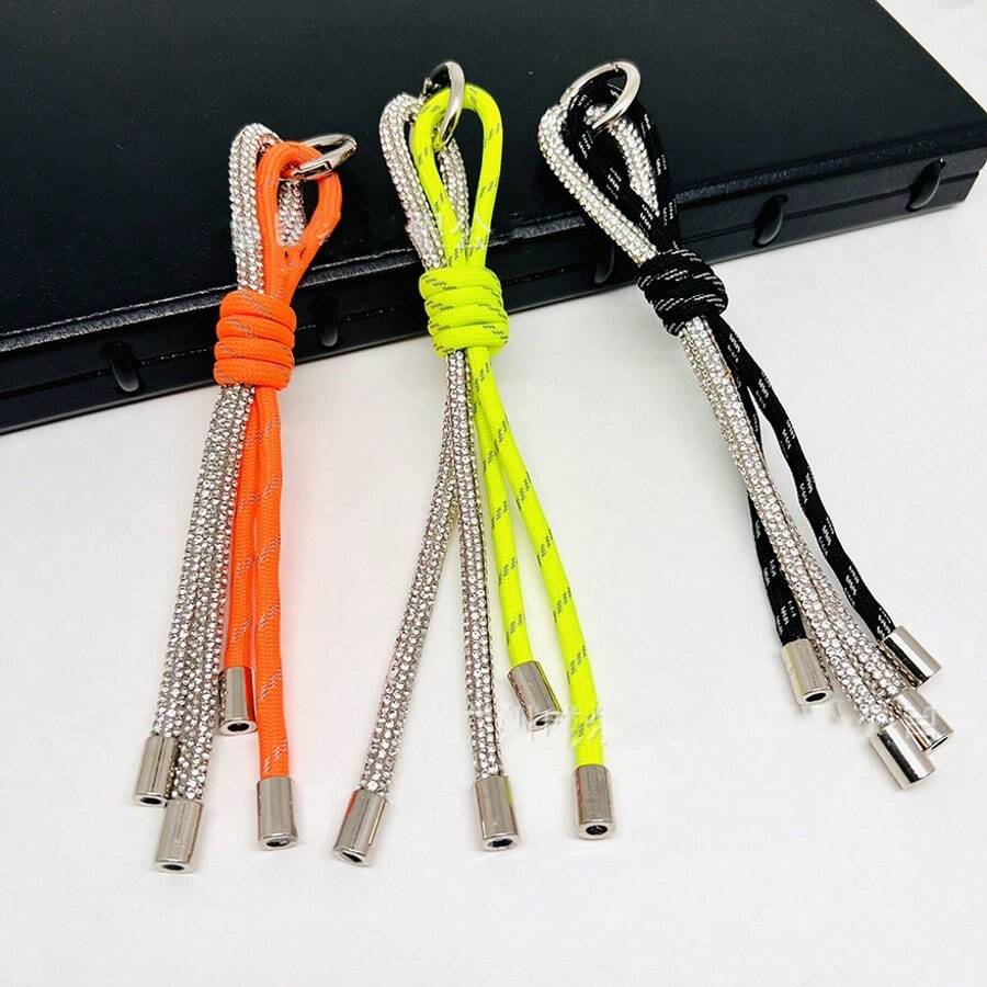 Llavero con colgante en forma de anillo pequeño con nudo de doble hebra de dos colores y pequeños diamantes, accesorio elegante y versátil para decorar bolsos de mujer, ropa y talla grande