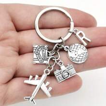Llavero con tema de viaje de 26 letras con encantos de avión, globo y cámara - Llavero circular con alfabeto, regalo de cumpleaños y vacaciones, llavero casual de aleación de zinc, adecuado para accesorios de automóvil, dije de bolso, mochila para la escuela, gótico lindo y Y2k - Plata antigua - Ver 14