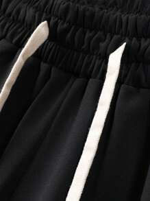 Set de 2 pantalones cortos deportivos de verano para hombre, muy adecuados para entrenamiento, con cordón ajustable en la cintura, bolsillos laterales para comodidad, hechos de tela de punto transpirable que absorbe el sudor, suave y cómodo, excelente para fitness, baloncesto, entrenamiento, correr, ejercicio, ropa urbana, camping, senderismo, actividades al aire libre y uso diario