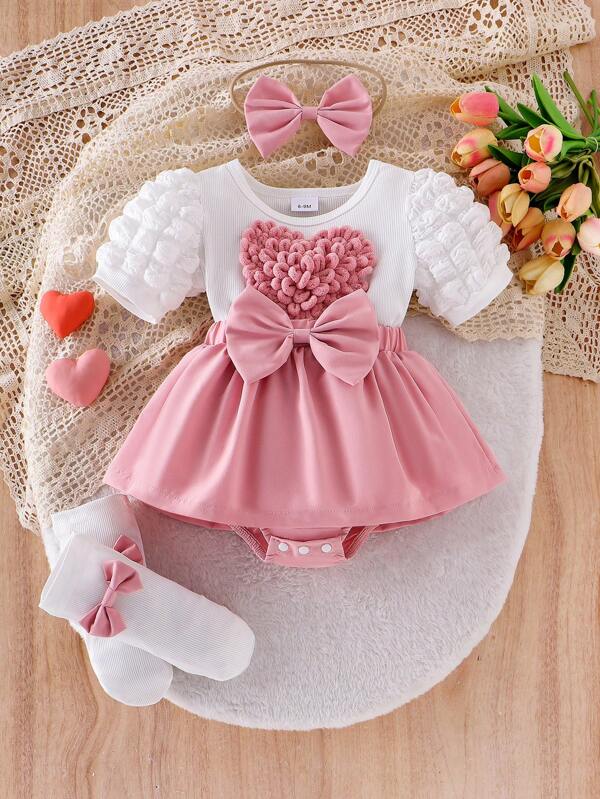 4pcs Baby Girl & Cute Set: Embroidered Heart & Bow Decor Waist Splice Contrast Color Bubble Romper Dress With Headband And 1 Pair 3D Bow Decorated Socks