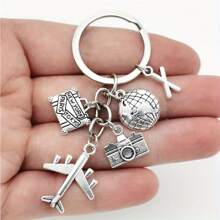 Llavero con tema de viaje de 26 letras con encantos de avión, globo y cámara - Llavero circular con alfabeto, regalo de cumpleaños y vacaciones, llavero casual de aleación de zinc, adecuado para accesorios de automóvil, dije de bolso, mochila para la escuela, gótico lindo y Y2k - Plata antigua - Ver 33