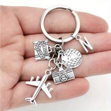 Llavero con tema de viaje de 26 letras con encantos de avión, globo y cámara - Llavero circular con alfabeto, regalo de cumpleaños y vacaciones, llavero casual de aleación de zinc, adecuado para accesorios de automóvil, dije de bolso, mochila para la escuela, gótico lindo y Y2k - Plata antigua - Ver 22