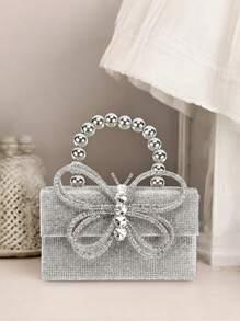 一款时尚优雅的女士晚宴手拿包，也可用作单肩包。配有串珠背链和肩链，闪耀银色金属光泽。饰有水钻，包括一些大钻